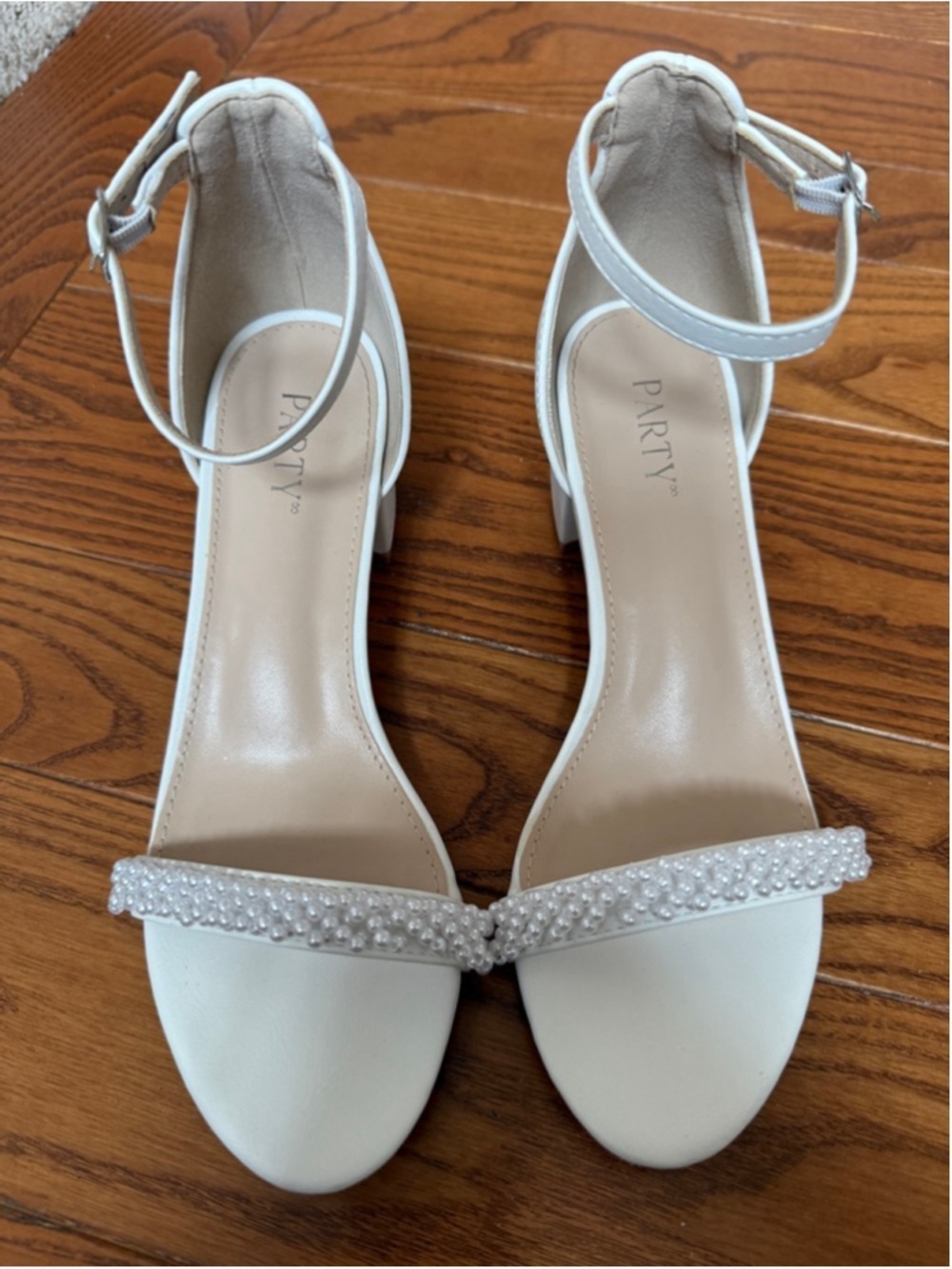 Women’s White Pearl Party Dress Shoes Size 7 EUC